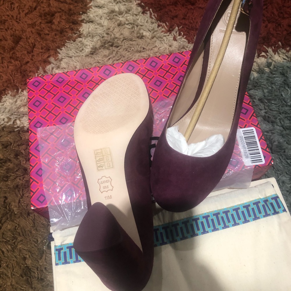 Tory Burch Shoe - Picture 1 of 3